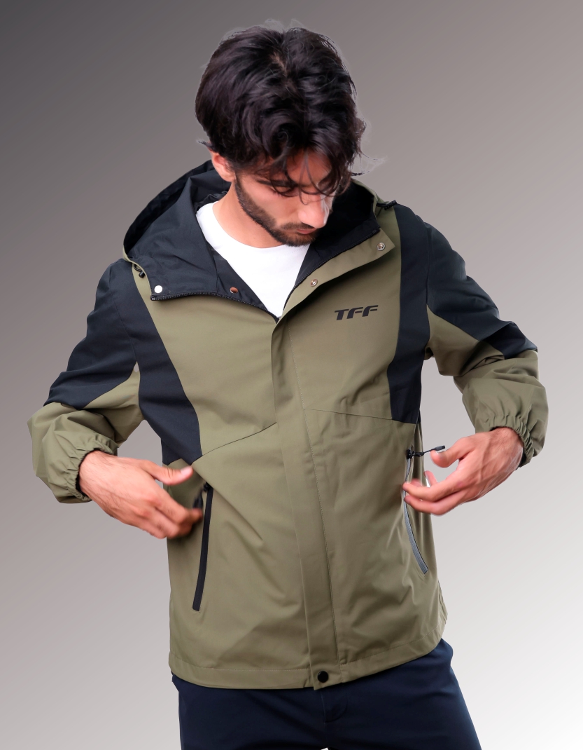 Ветровка с капюшоном