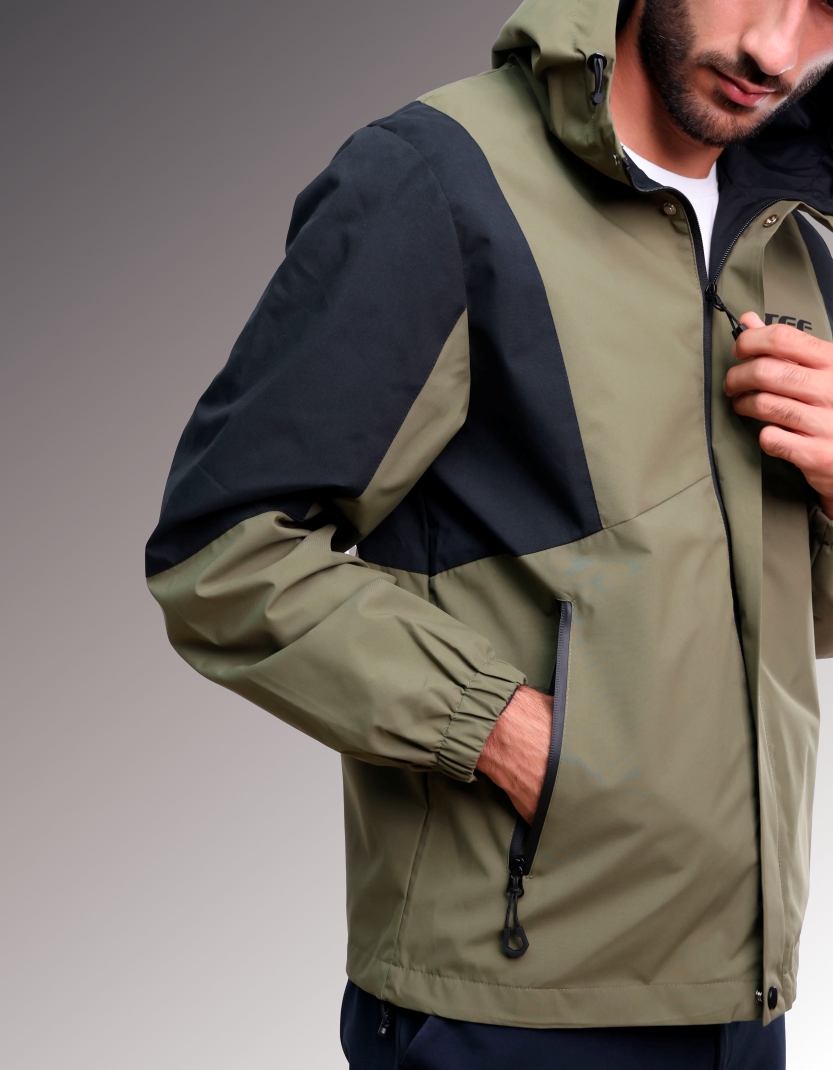 Ветровка с капюшоном